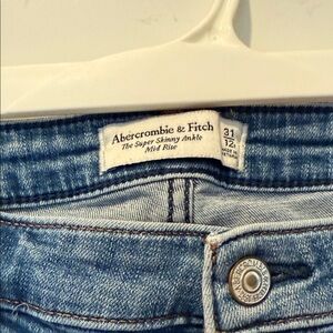Abercrombie & Fitch Women's Light Blue Ankle Jeans